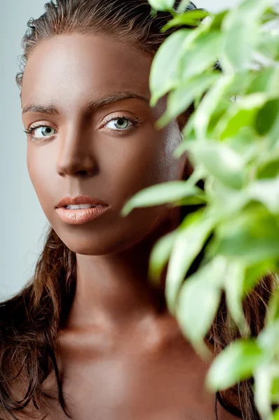 Piękna dziewczyna z czarny makijaż — Zdjęcie stockowe