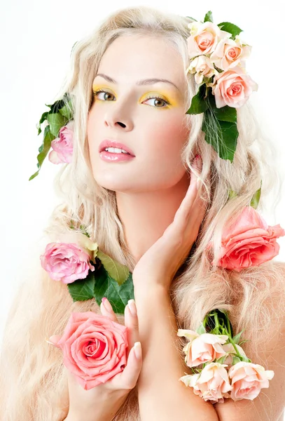 Cara de mujer rodeada de flores — Foto de Stock