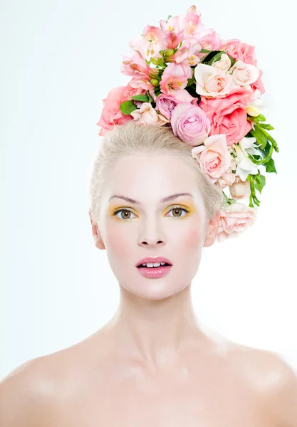 Női arc körül virágok — Stock Fotó