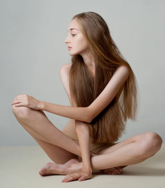 Menina com cabelo muito longo — Fotografia de Stock