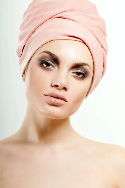 Mulher bonita em um turbante — Fotografia de Stock