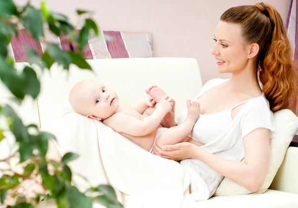 Família feliz mãe e bebê — Fotografia de Stock