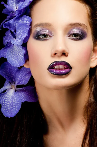 Vacker kvinnas ansikte med professionell makeup — Stockfoto