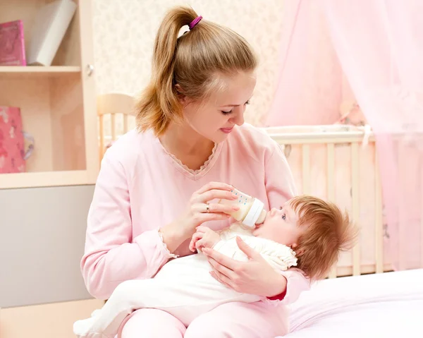 Mother feeding her baby — Stock Photo, Image