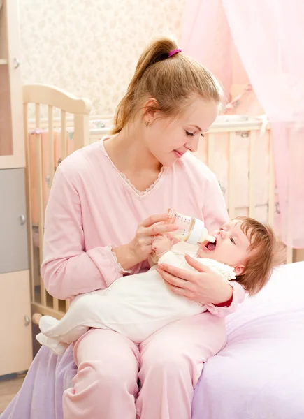 Mother feeding her baby — Stock Photo, Image