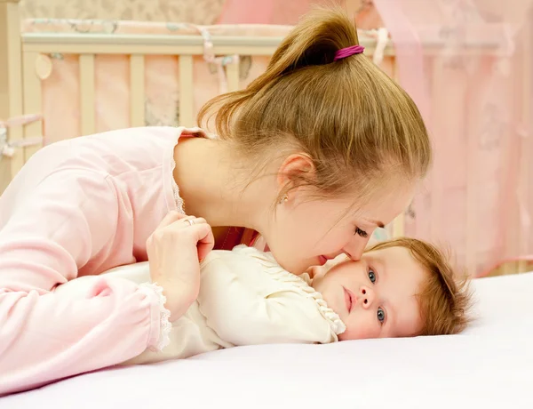 Família feliz mãe e bebê — Fotografia de Stock