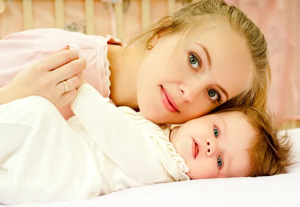 Glückliche Familienmutter und Baby — Stockfoto