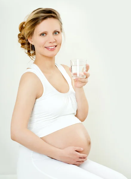 Mujer embarazada sonriente — Foto de Stock