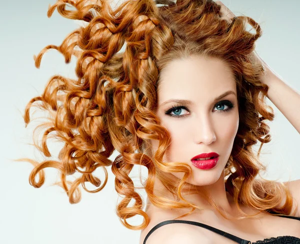 红发女孩时尚的肖像 — 图库照片