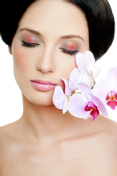 Chica con orquídea rosa —  Fotos de Stock