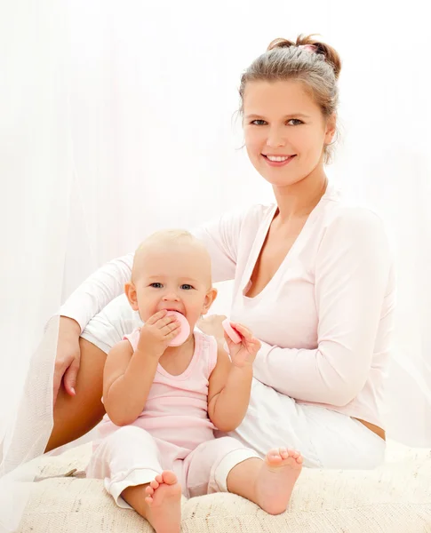 Mãe e bebê brincando na cama — Fotografia de Stock