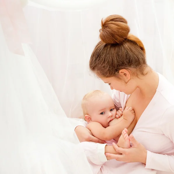 Genç breastfeeds bebeği anne.