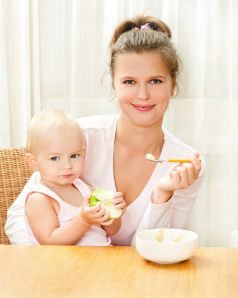 Mãe alimentando seu bebê — Fotografia de Stock