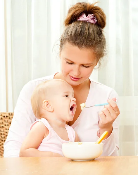 Mãe alimentando seu bebê — Fotografia de Stock