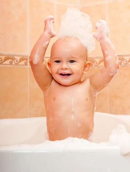 Счастливый веселый малыш в ванне — стоковое фото