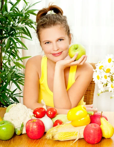 Junge Frau mit dem frischen Gemüse — Stockfoto