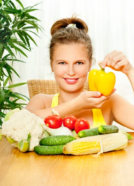 Mujer joven con las verduras frescas —  Fotos de Stock