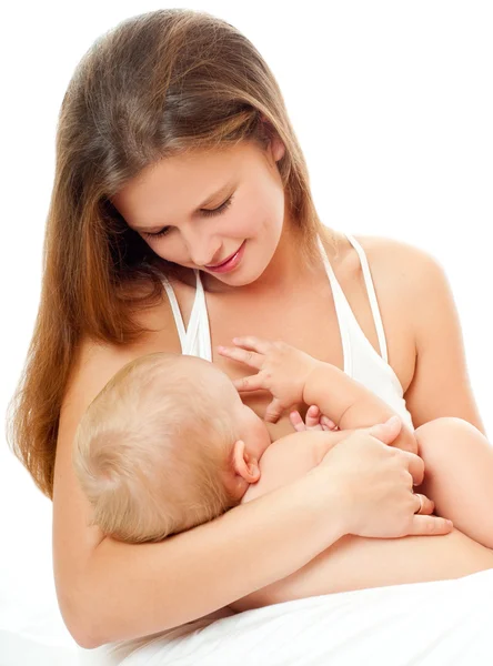 Genç breastfeeds bebeği anne. — Stok fotoğraf