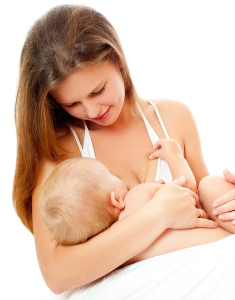 젊은 어머니 breastfeeds 그녀의 아기 — 스톡 사진