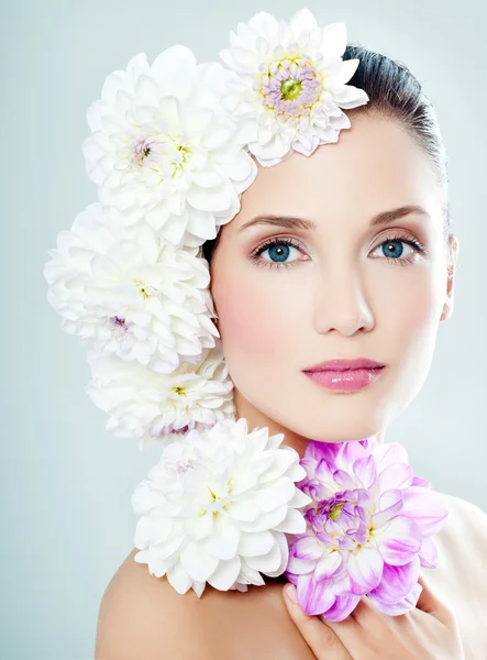 Modelo de moda con flores en el pelo —  Fotos de Stock