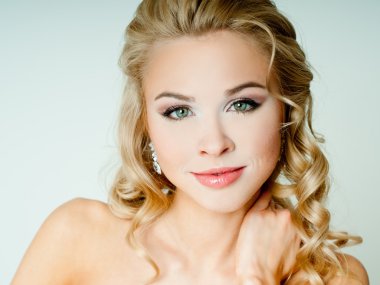 Güzel sarışın kadın.