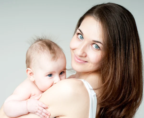 Boldog család anya és a baba — Stock Fotó