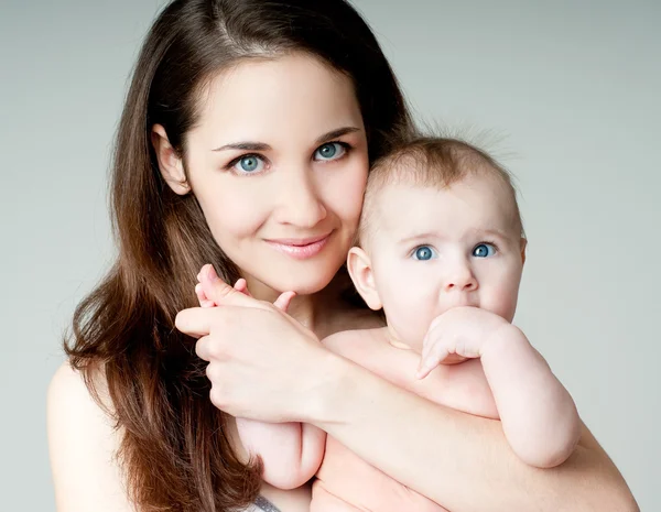 Gelukkig familie moeder en baby — Stockfoto