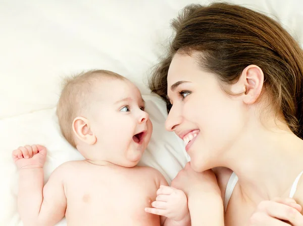 Feliz familia madre y bebé — Foto de Stock