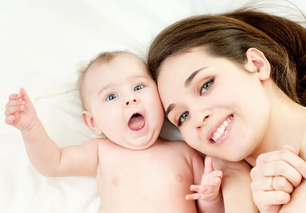 Gelukkig familie moeder en baby — Stockfoto