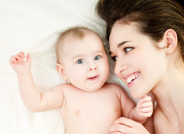 Gelukkig familie moeder en baby — Stockfoto