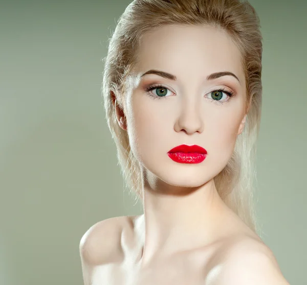 Portrait de belle femme avec maquillage professionnel — Photo