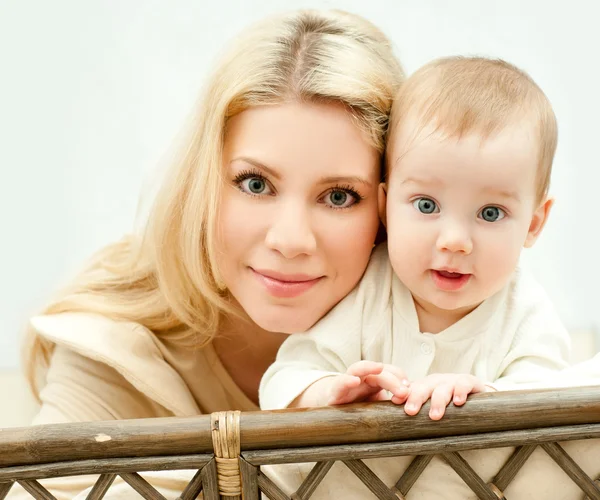 Mãe e bebê brincando na cama — Fotografia de Stock