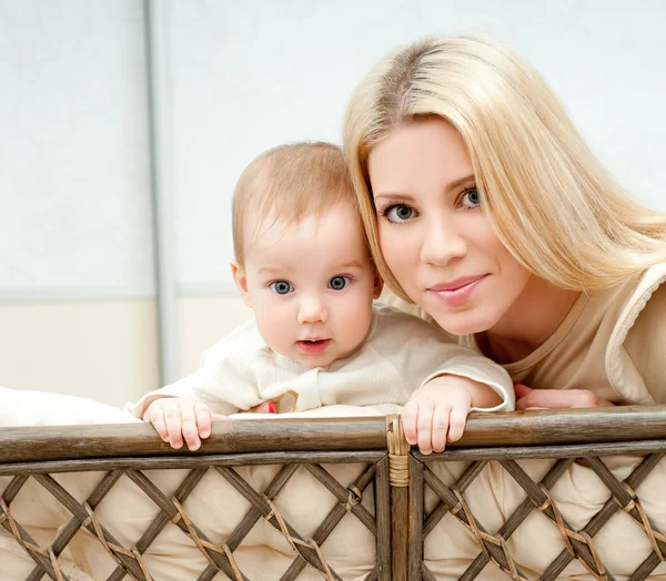 Mãe e bebê brincando na cama — Fotografia de Stock