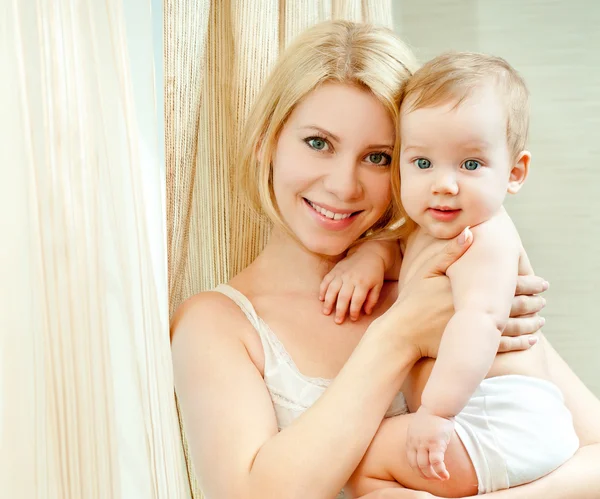 Feliz familia madre y bebé — Foto de Stock