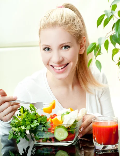 Schöne Frau mit Gemüse — Stockfoto