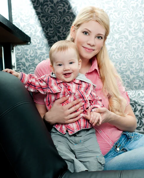 Feliz familia madre y bebé — Foto de Stock