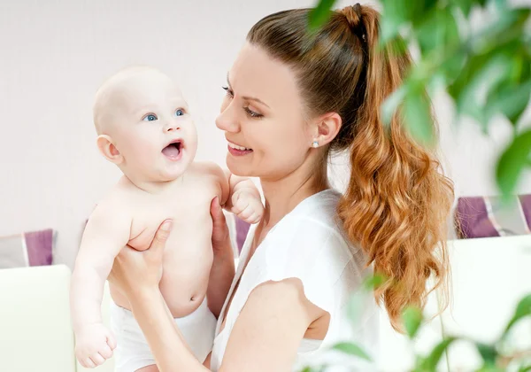 Família feliz mãe e bebê — Fotografia de Stock