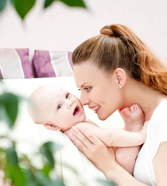 Mãe e bebê brincando e sorrindo — Fotografia de Stock