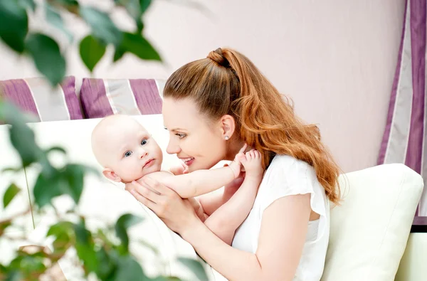 Família feliz mãe e bebê — Fotografia de Stock