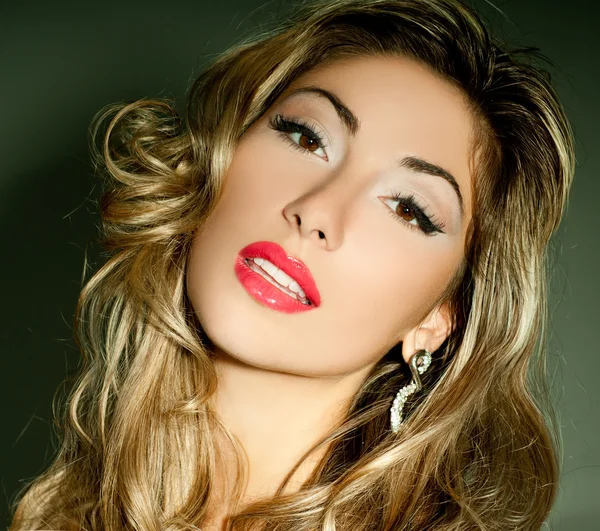 Retrato de mujer hermosa con maquillaje profesional — Foto de Stock