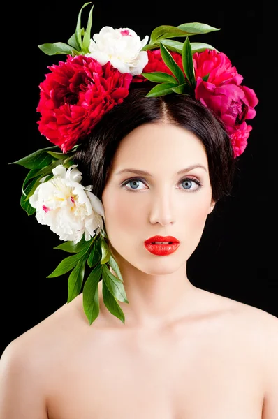 Niña en una corona de flores — Foto de Stock