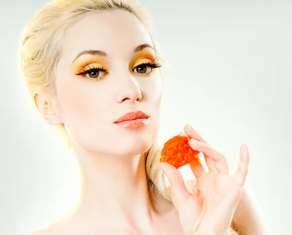 Porträt einer schönen Frau mit professionellem Make-up — Stockfoto