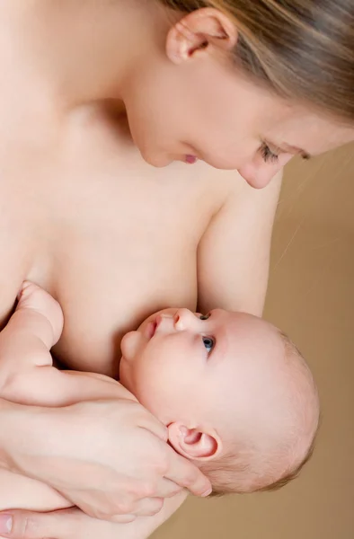 Mama alăptează copil — Fotografie, imagine de stoc