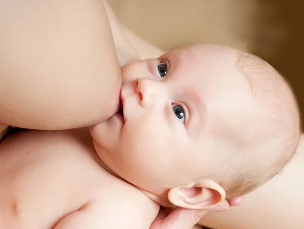 Mamma bröst utfodring baby — Stockfoto