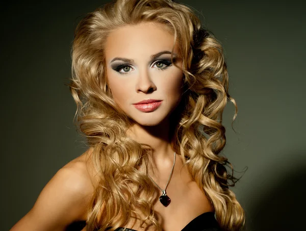 Luxe blonde vrouw — Stockfoto
