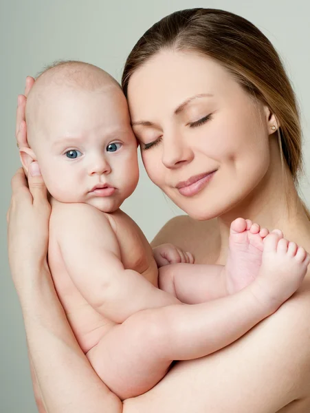 Молода мати з дитиною — стокове фото