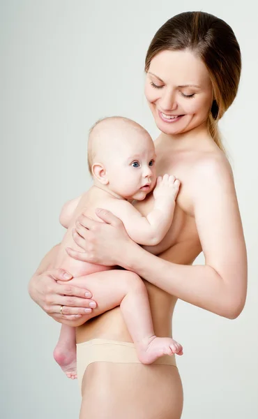 Jonge moeder met baby — Stockfoto