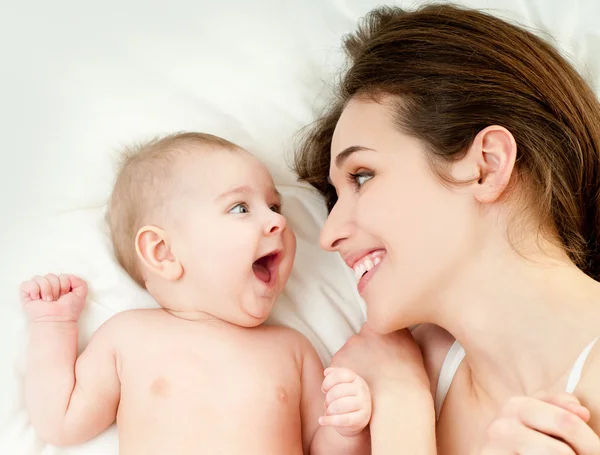Madre feliz con el bebé —  Fotos de Stock