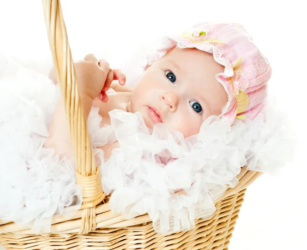 Bébé fille dans le panier — Photo