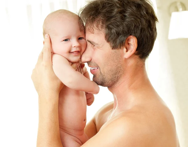 Bébé mignon avec papa — Photo